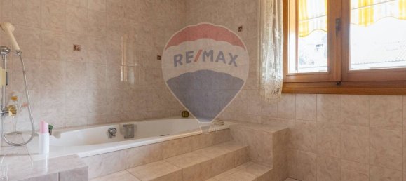 4 Schlafzimmer Villa in Varese, Italy, Nr. 236104 25