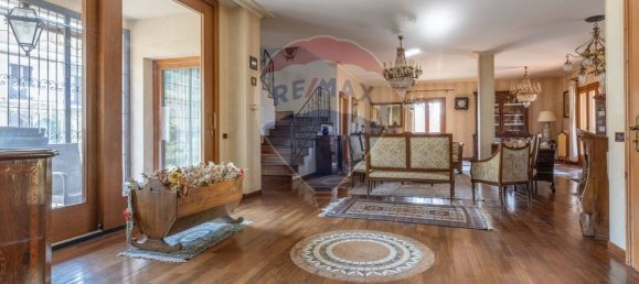 4 Schlafzimmer Villa in Varese, Italy, Nr. 236104 5