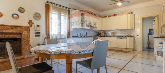 4 Schlafzimmer Villa in Varese, Italy, Nr. 236104 12