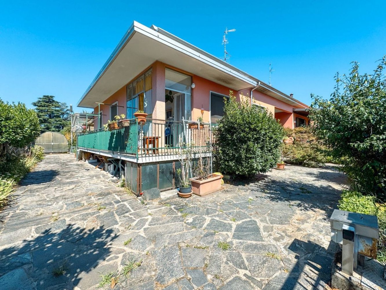 4 bedrooms House in Lonate Pozzolo, Italy No. 391401