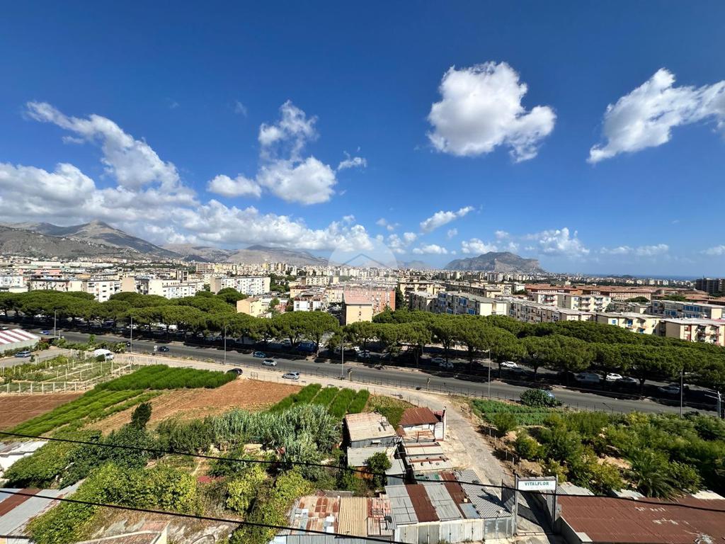 Квартира с 2 спальнями в Палермо, Италия № 300039