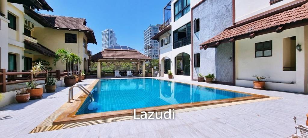 5 bedrooms Bungalow in Pattaya, Thailand No. 19433