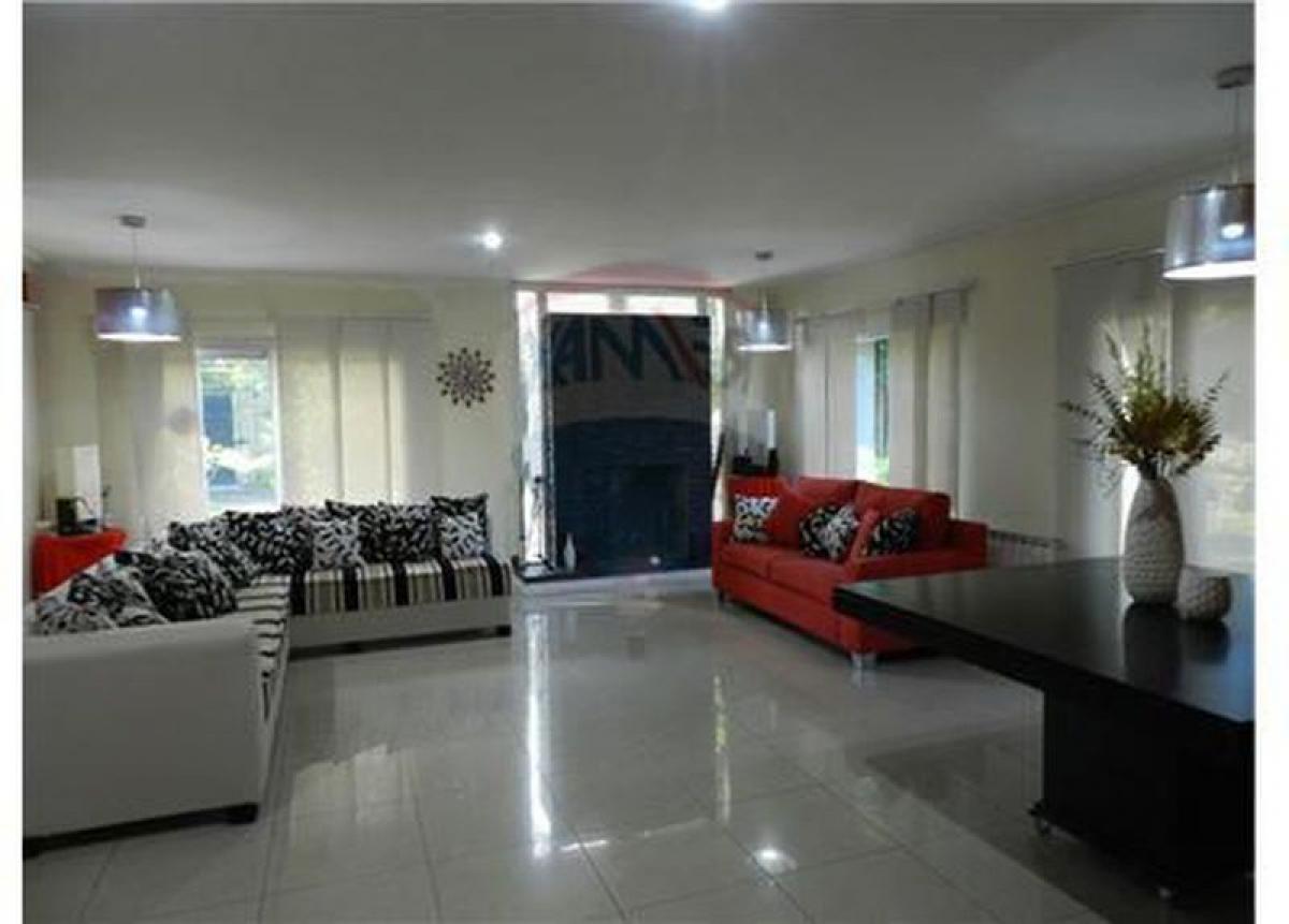 4 bedrooms House in Malvinas Argentinas, Argentina No. 10820