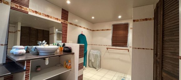 4 bedrooms House in Saint-Reverend, France No. 102993 8