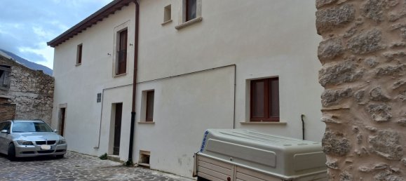 4 rooms House in Villa Santa Lucia degli Abruzzi, Italy No. 62919 3