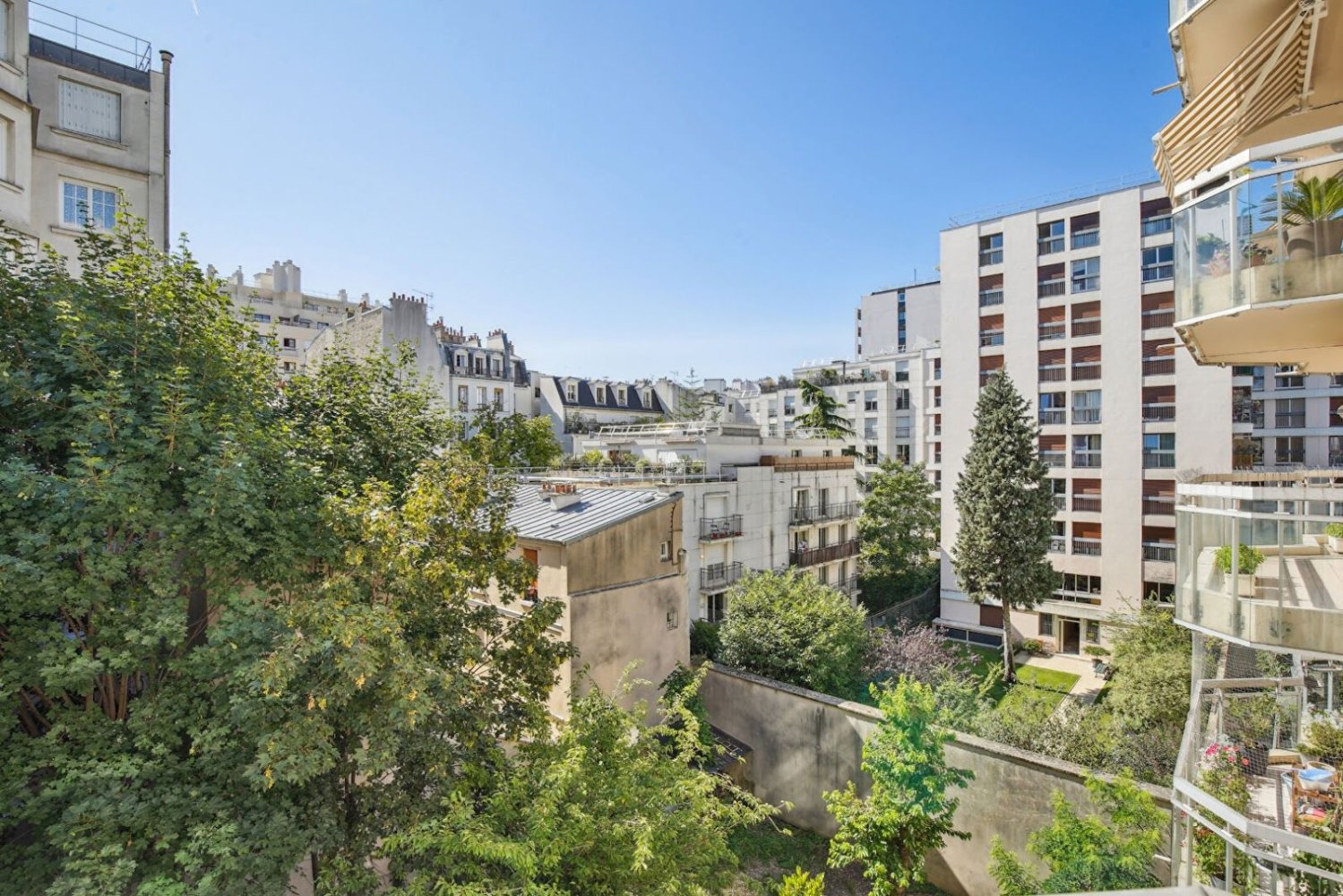 2 bedrooms Apartment in Paris, France No. 294982