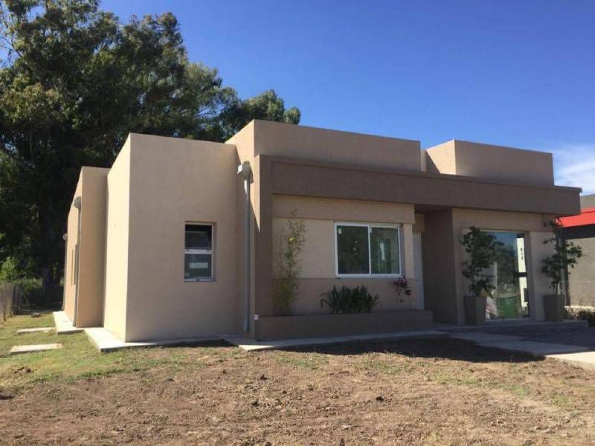 3 bedrooms House in Berazategui, Argentina No. 4778