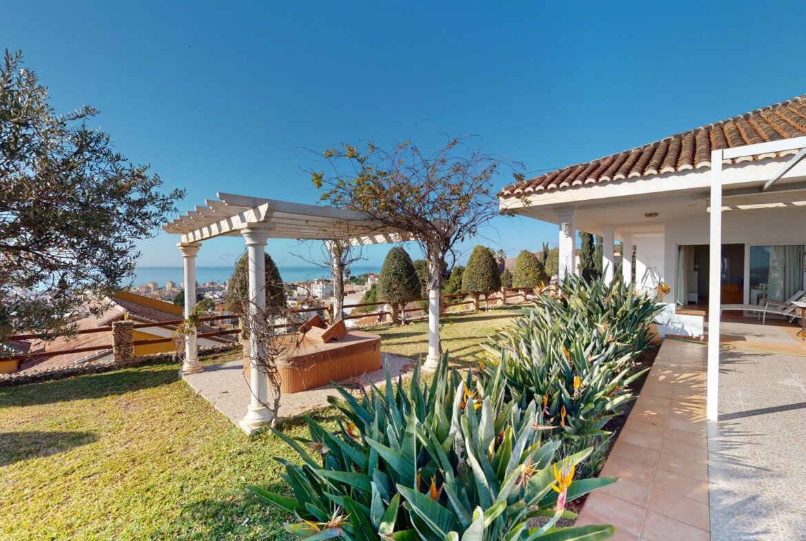 3 bedrooms Villa in Malaga, Spain No. 55133