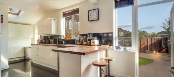 3 bedrooms House in Guildford, United Kingdom No. 13790 2