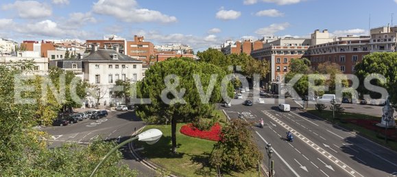 Apartamento de 4 dormitorios en Madrid, Spain No. 127397 2
