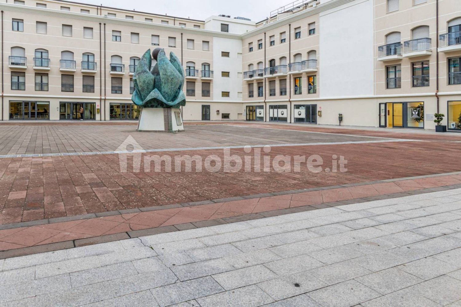 Oficina de 5 habitaciónes en Sassari, Italy No. 84438