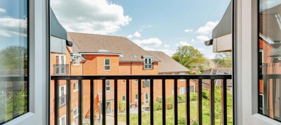 2 bedrooms Apartment in Crawley, United Kingdom No. 6276 8