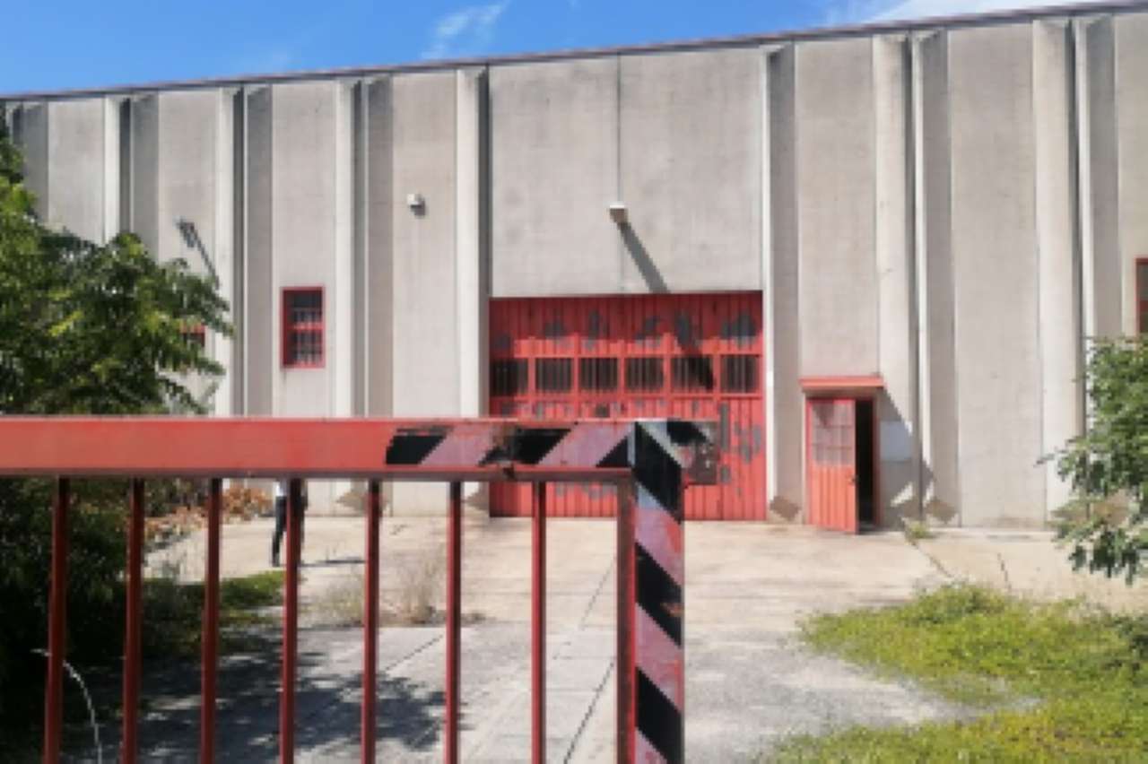 Entrepôt à Nave, Italy 576m² No. 295060