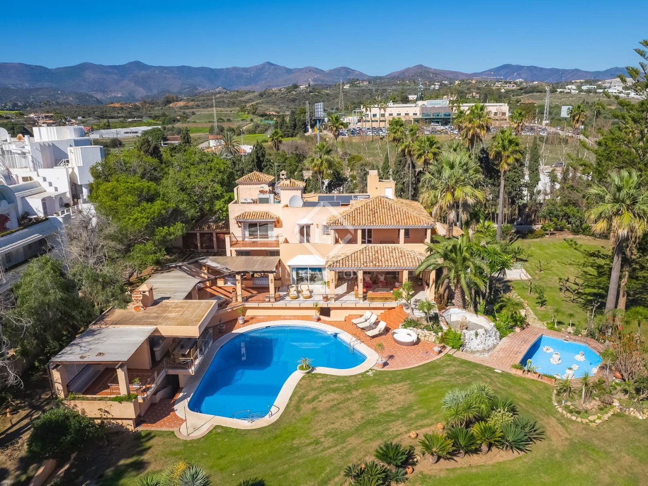 8 bedrooms Villa in Estepona, Spain No. 24212