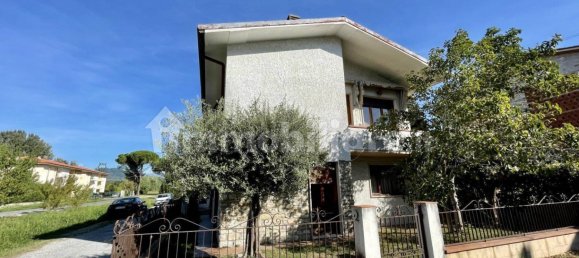 5 bedrooms Villa in Lucca, Italy No. 13876 14