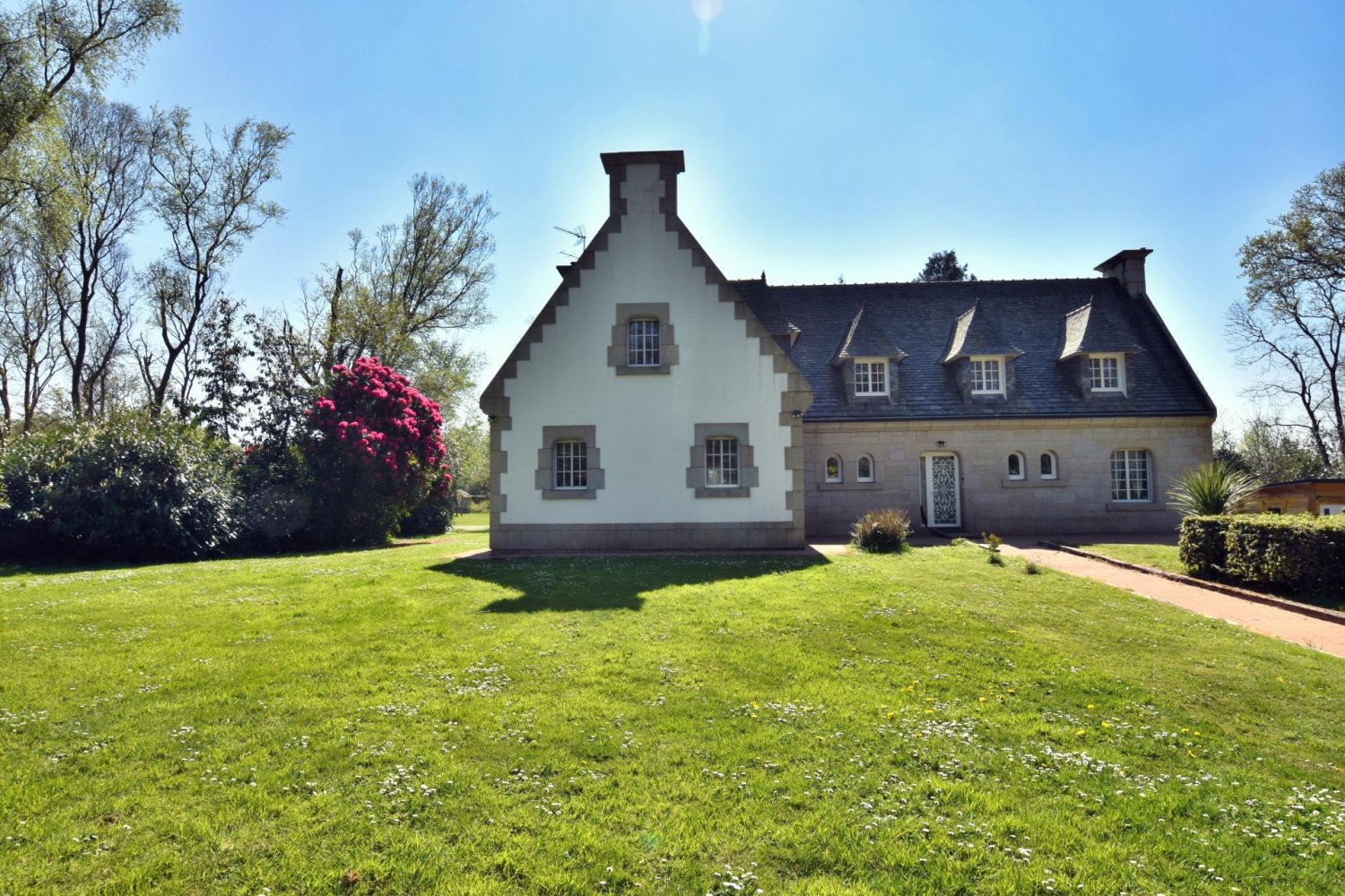 5 bedrooms House in Cast, France No. 206148