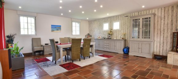 5 bedrooms House in Cast, France No. 206148 4