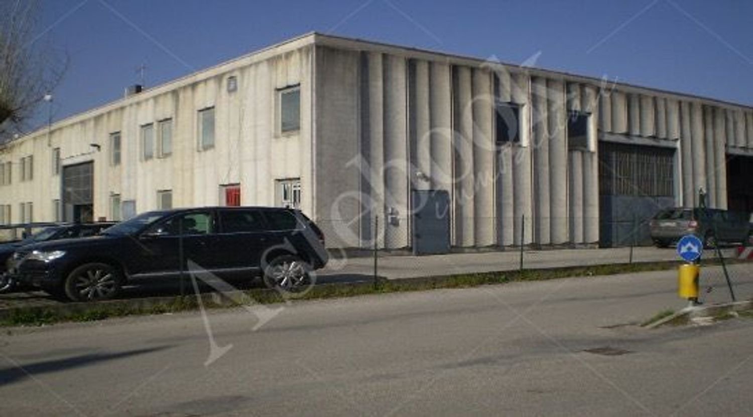 379m² Warehouse in Perugia, Italy No. 326595