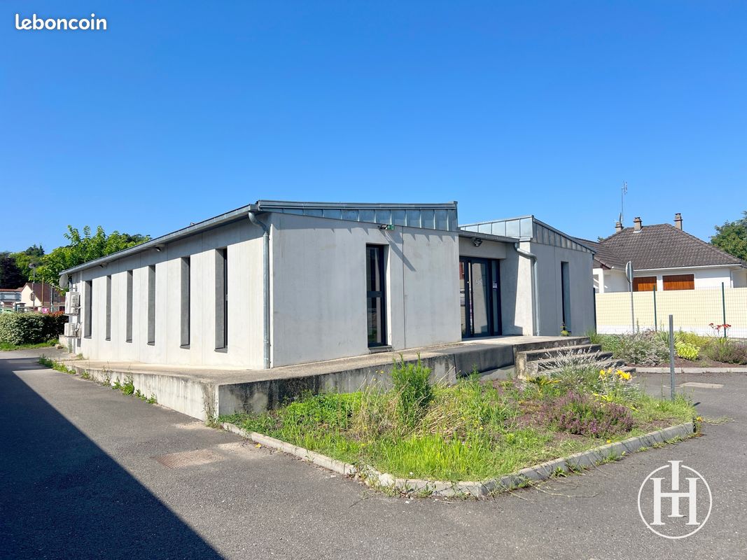 Escritório em Saint-Amand-Montrond, France 1141 m² N.º 68940