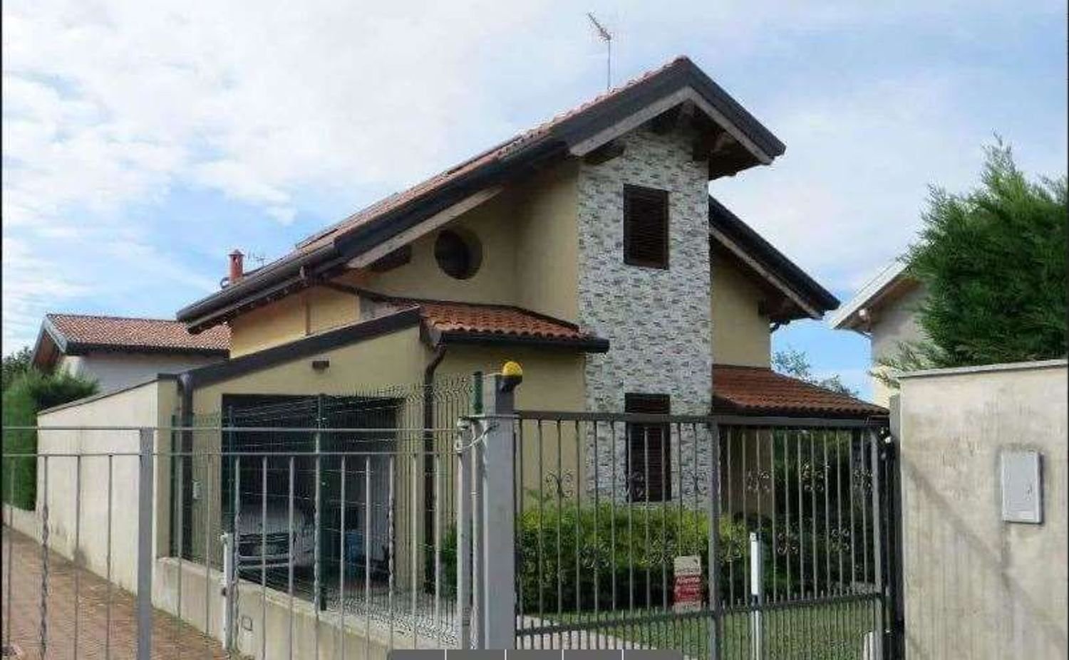 Casa de 4 divisões em Cogliate, Italy N.º 4064