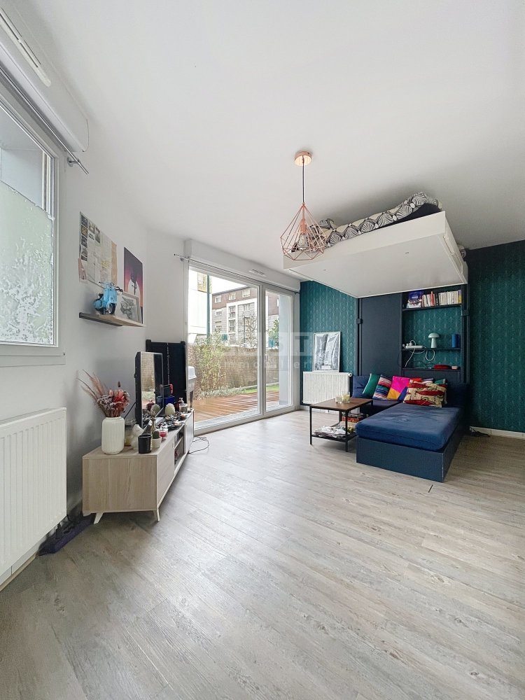 Studio in Asnieres-sur-Seine, France No. 131307