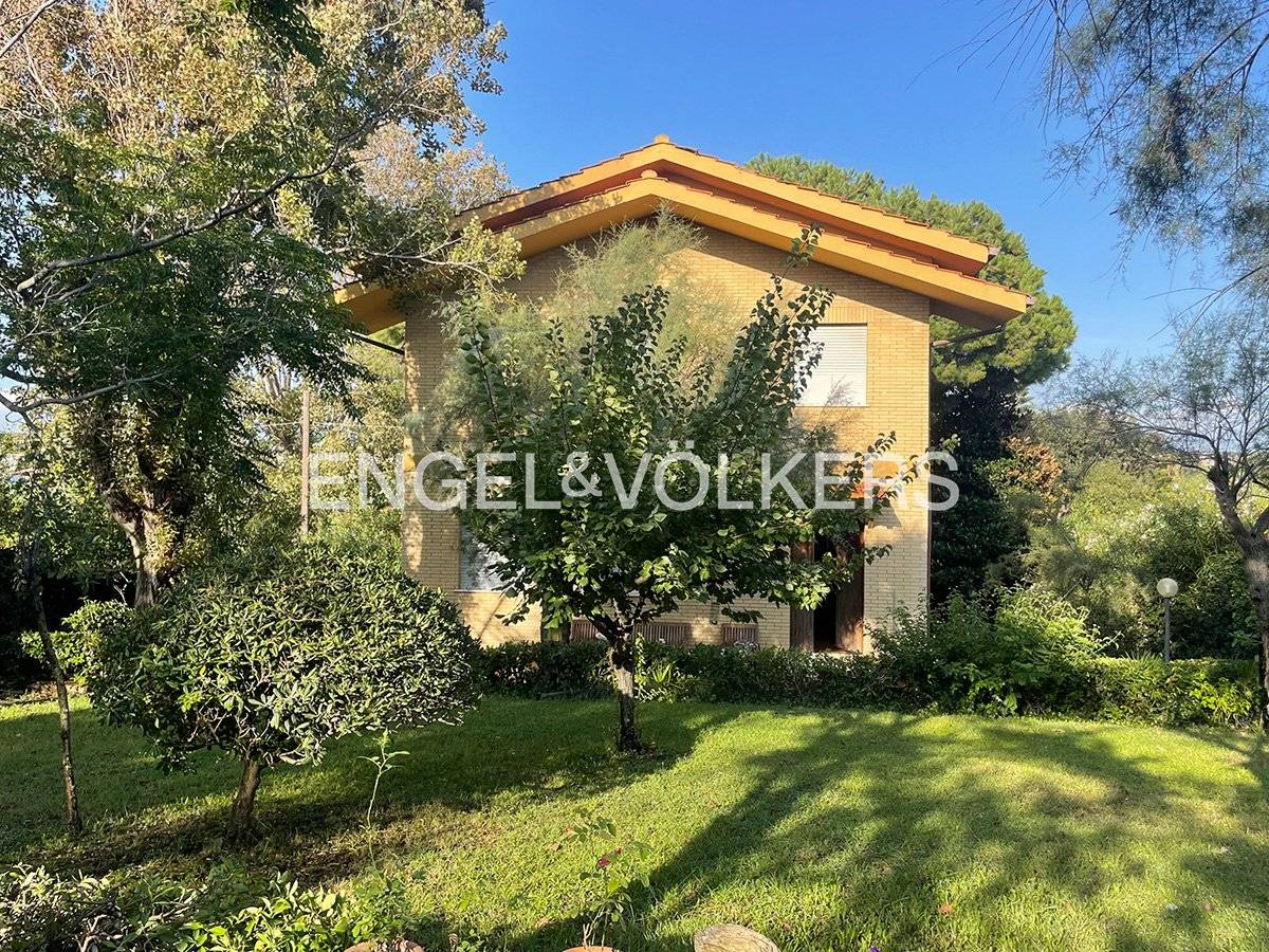 Villa de 4 dormitorios en Ardea, Italy No. 63002