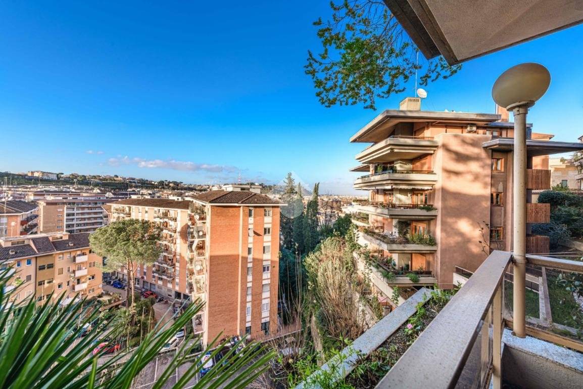 4 bedrooms Apartment in Rome, Italy No. 61123