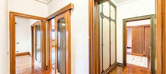 4 bedrooms Apartment in Rome, Italy No. 61123 18