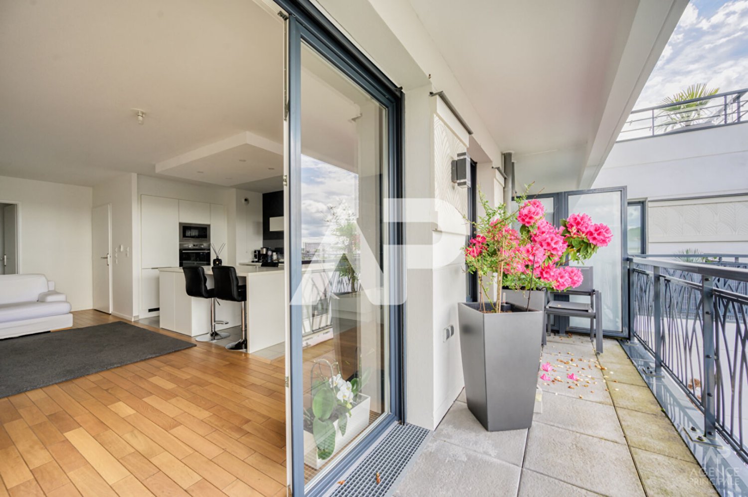 3 bedrooms Apartment in Suresnes, France No. 130245