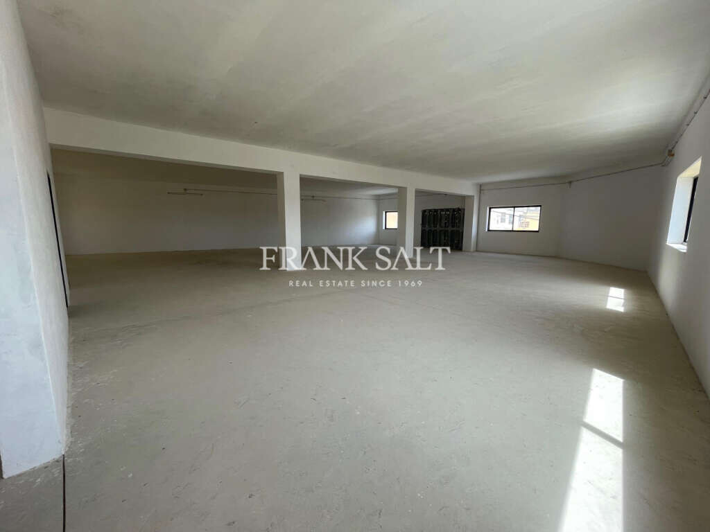 Склад 1045м² в Корми, Мальта № 12457