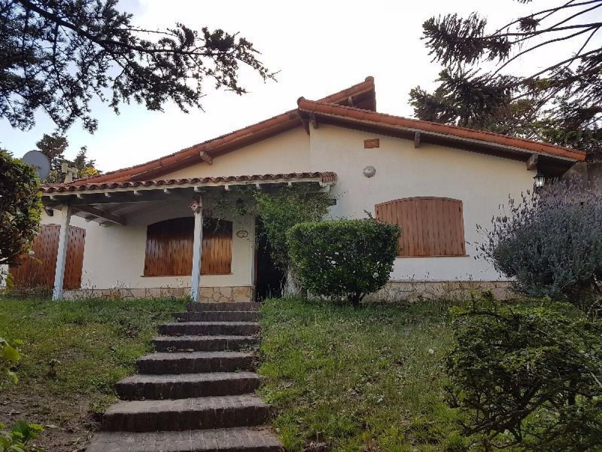 4 bedrooms House in Mar del Plata, Argentina No. 82127