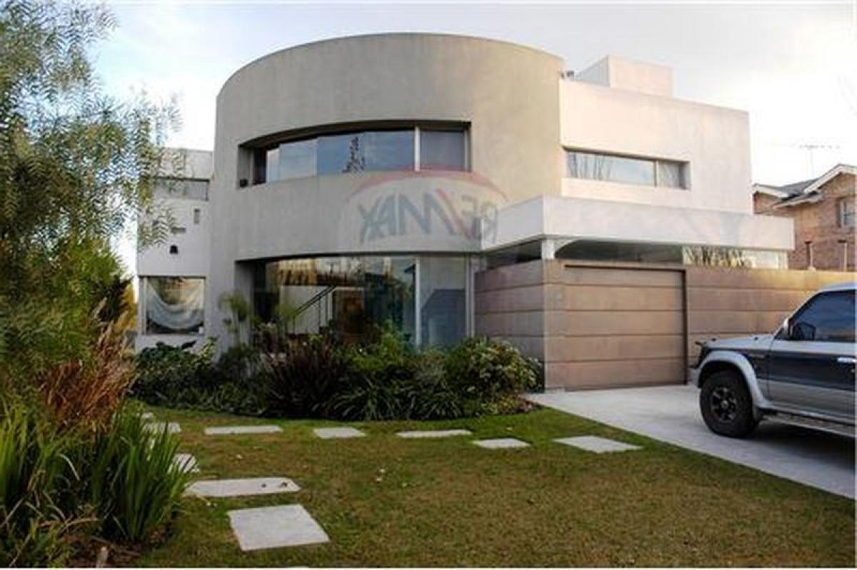 Casa de 3 dormitorios en Tigre, Argentina No. 5477