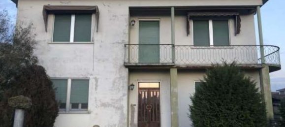 7-salle Appartement à Quistello, Italy No. 186647 2