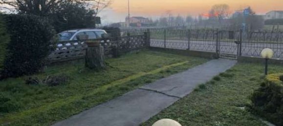 7-salle Appartement à Quistello, Italy No. 186647 8