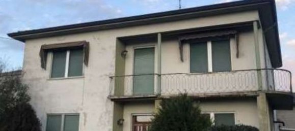7-salle Appartement à Quistello, Italy No. 186647 10