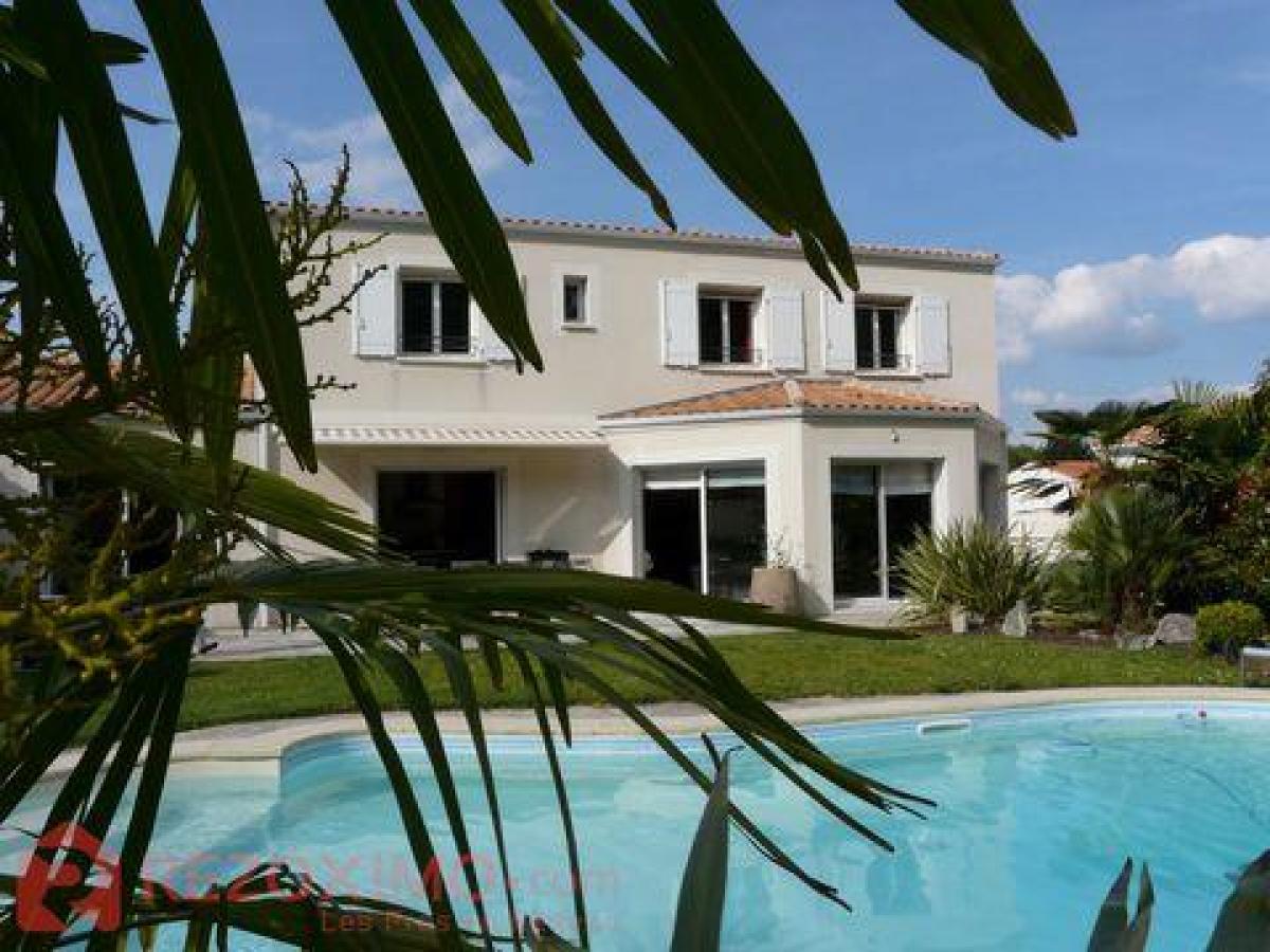 Casa de 5 dormitorios en Royan, France No. 26455