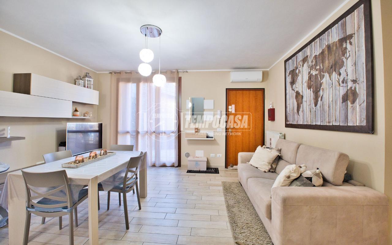 Apartamento de 4 habitaciónes en Cameri, Italy No. 136212