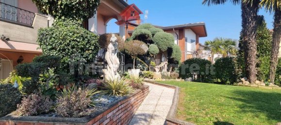 3 bedrooms Villa in Brembate, Italy No. 150100 2