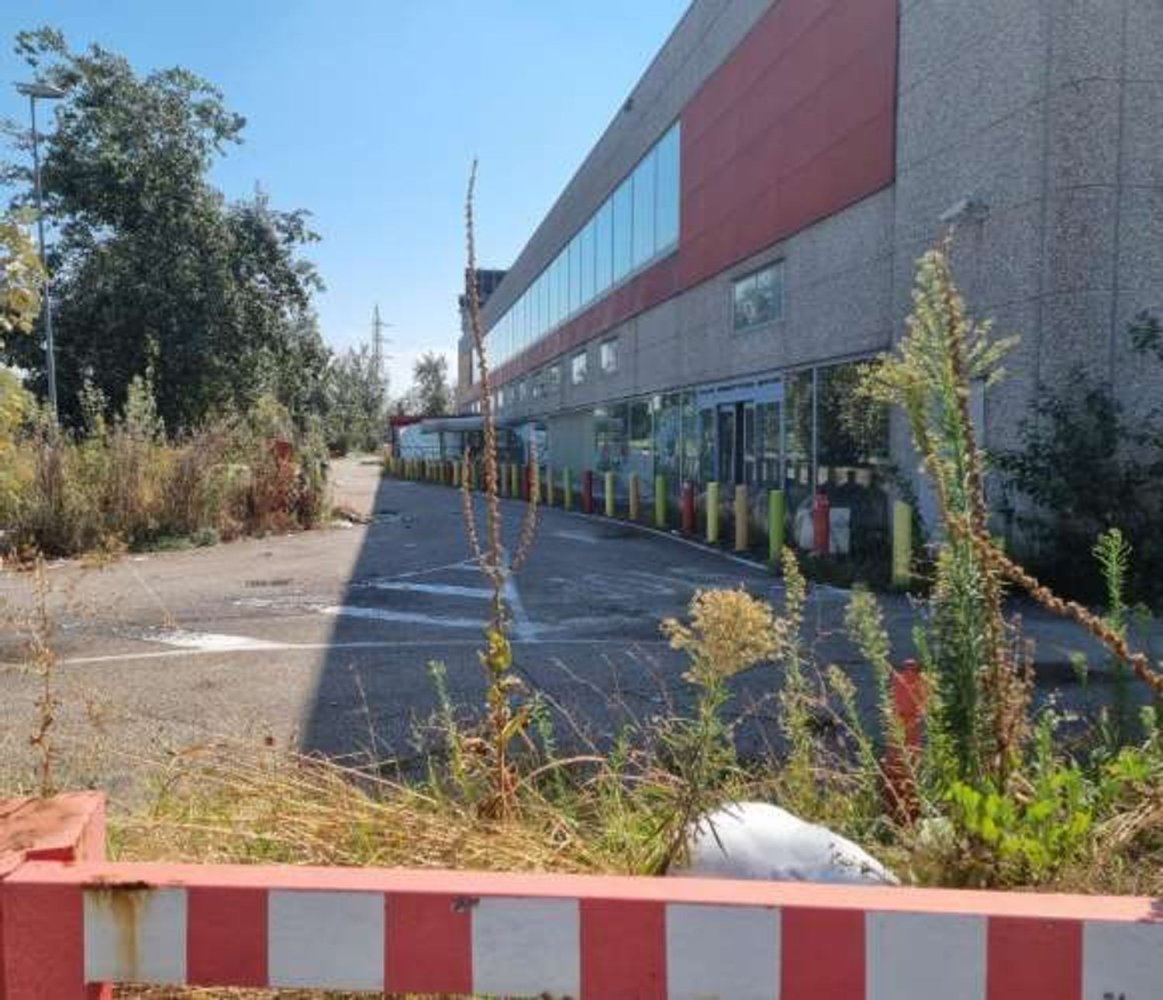 3220m² Commercial property in Milan, Italy No. 299024
