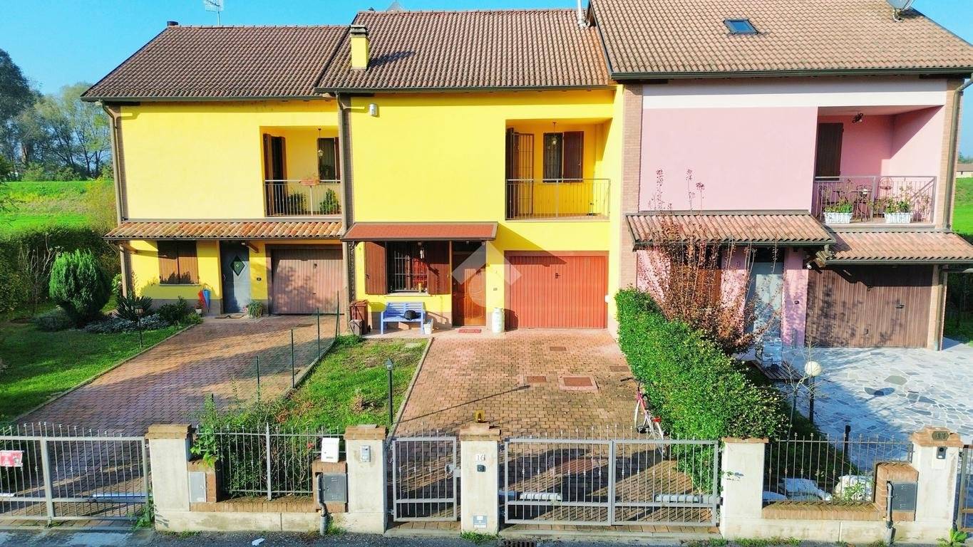3 bedrooms House in Brescello, Italy No. 11737