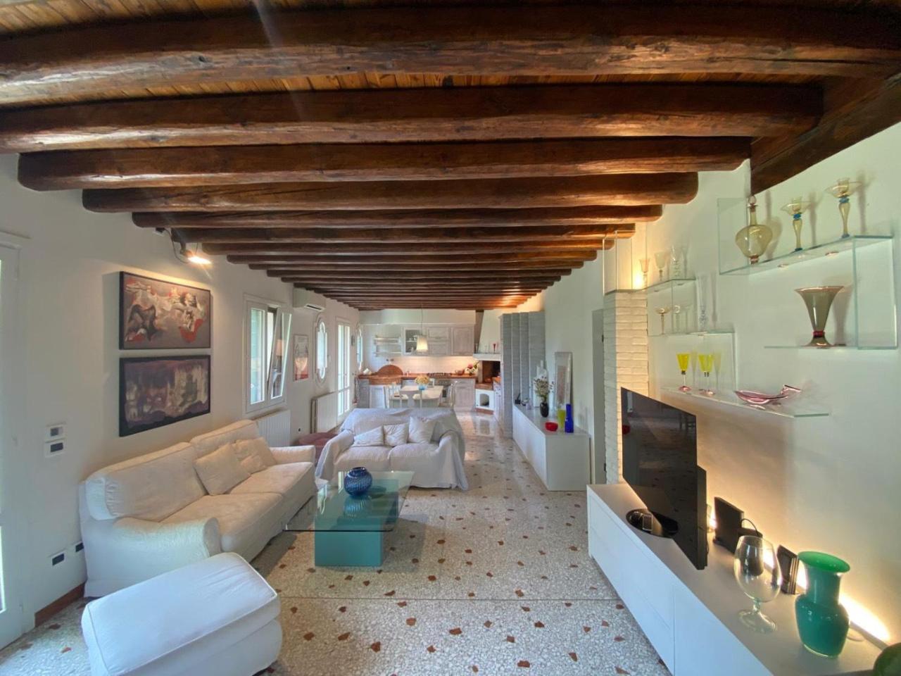 8 rooms Villa in Venice, Italy No. 30861