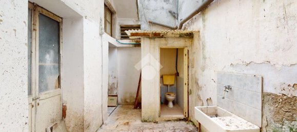 Коммерческая недвижимость с 3 комнатами в Бриндизи, Италия № 257668 10