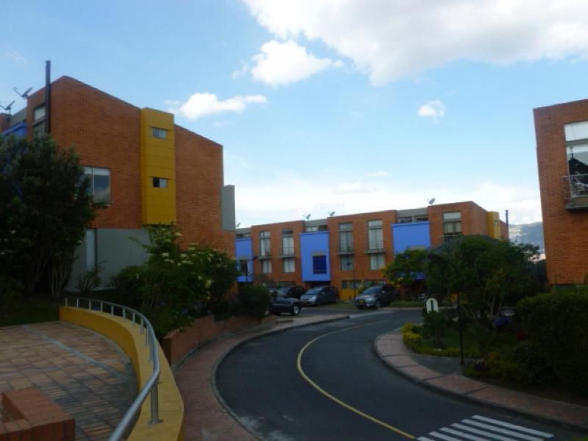 Casa de 3 dormitorios en Bogotá, Colombia No. 11778