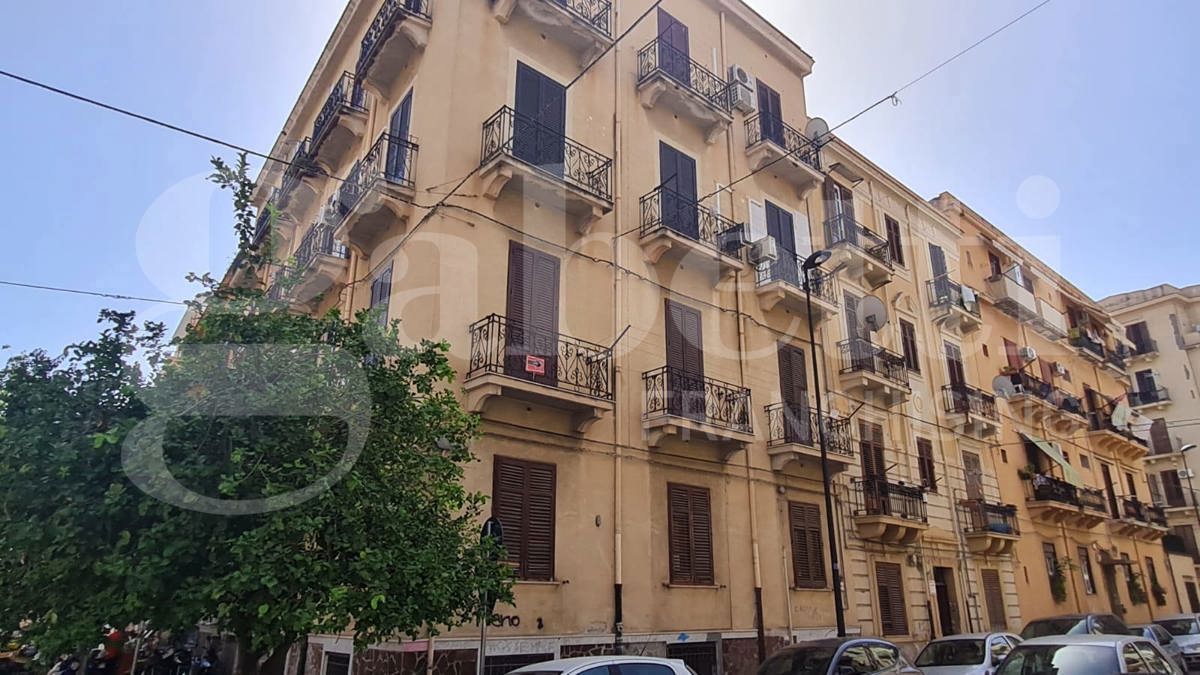 3 rooms Apartment in Palermo, Italy No. 297333
