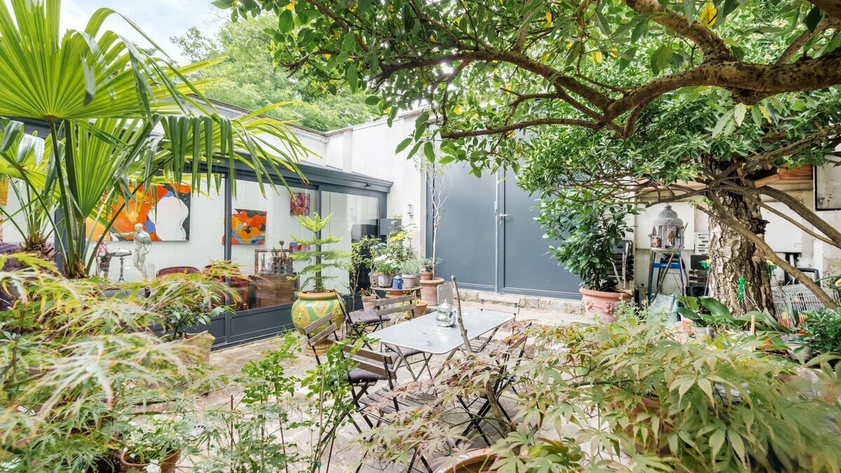 3 bedrooms Apartment in Paris, France No. 134076