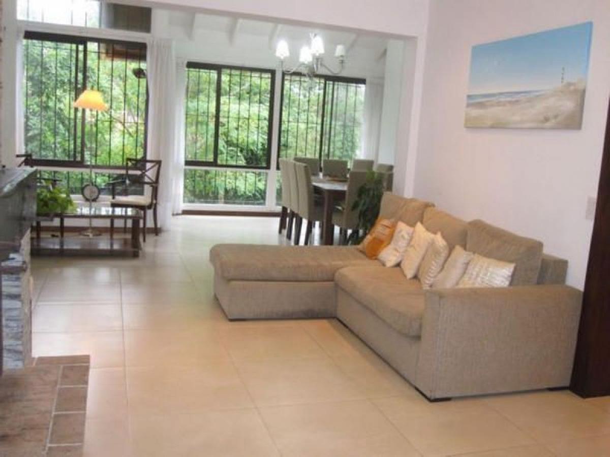 4 bedrooms House in Mar del Plata, Argentina No. 83053