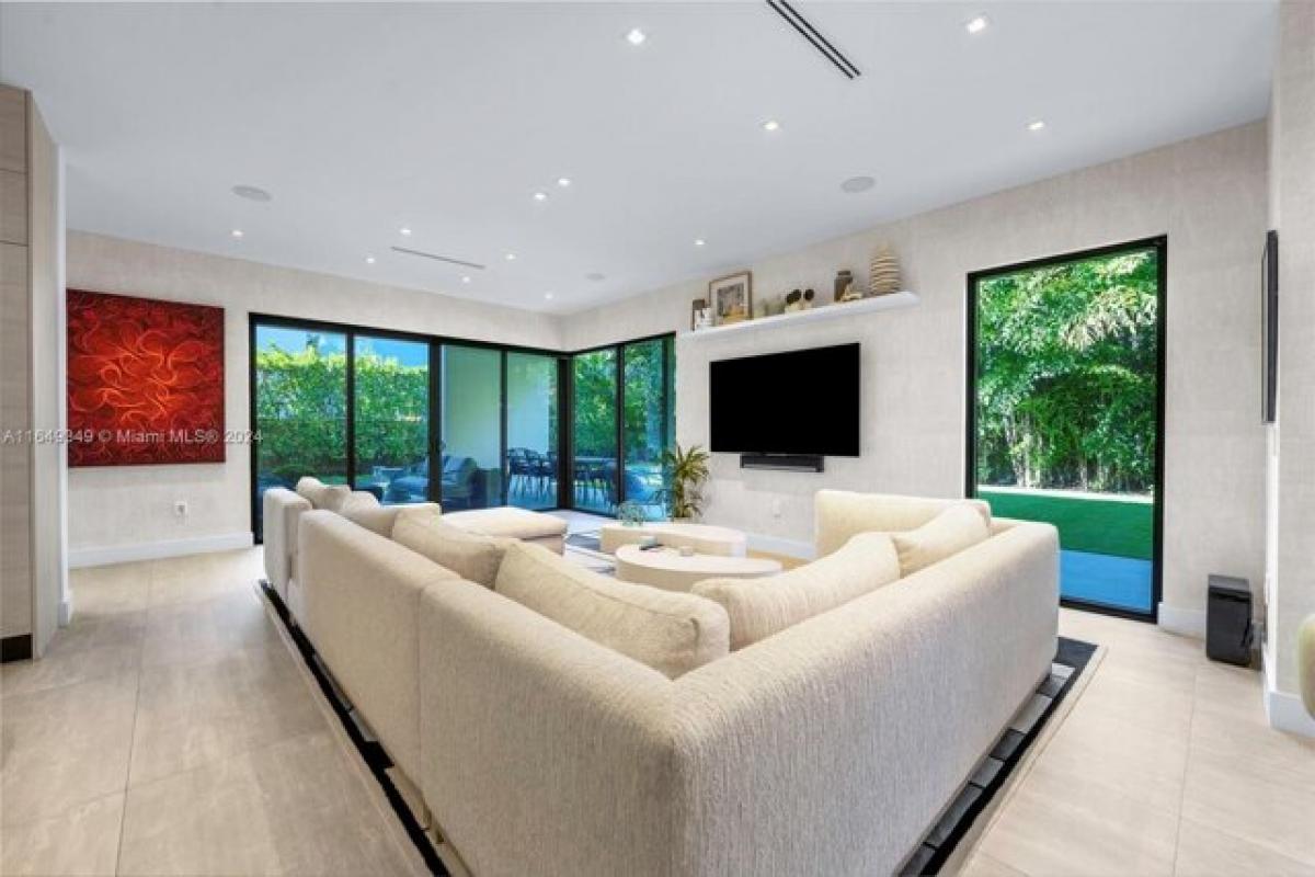 6 bedrooms House in Miami, USA No. 236430