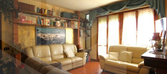 5 rooms Apartment in Calcinaia, Italy No. 27019 4