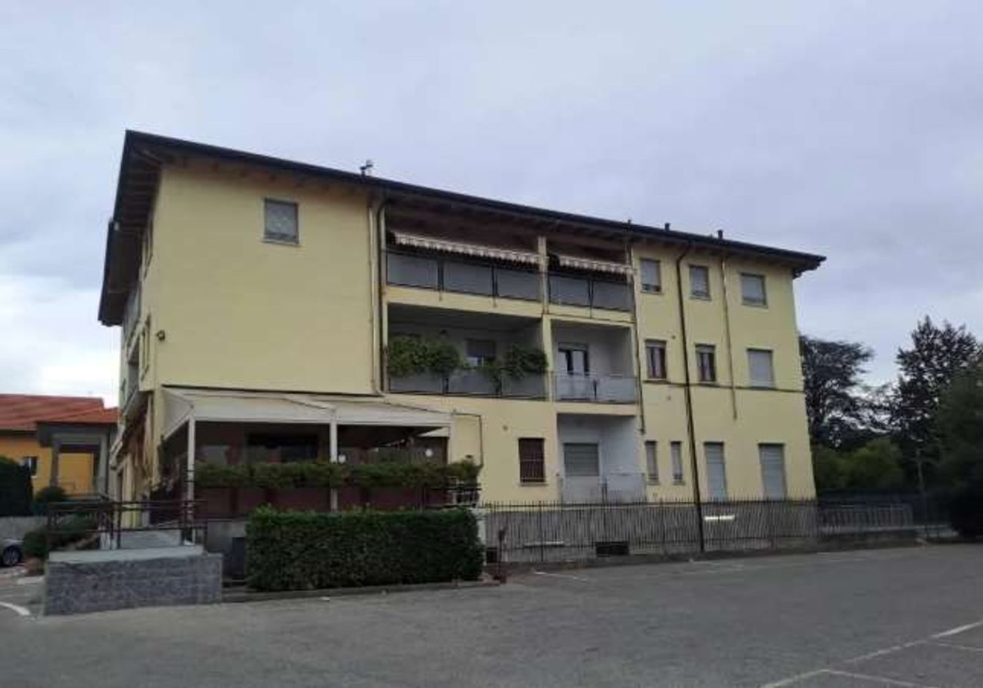 Apartamento de 3 habitaciónes en Induno Olona, Italy No. 3227