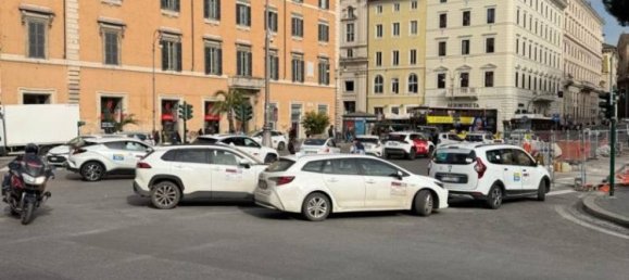 2 rooms Commercial property in Rome, Italy No. 337906 26